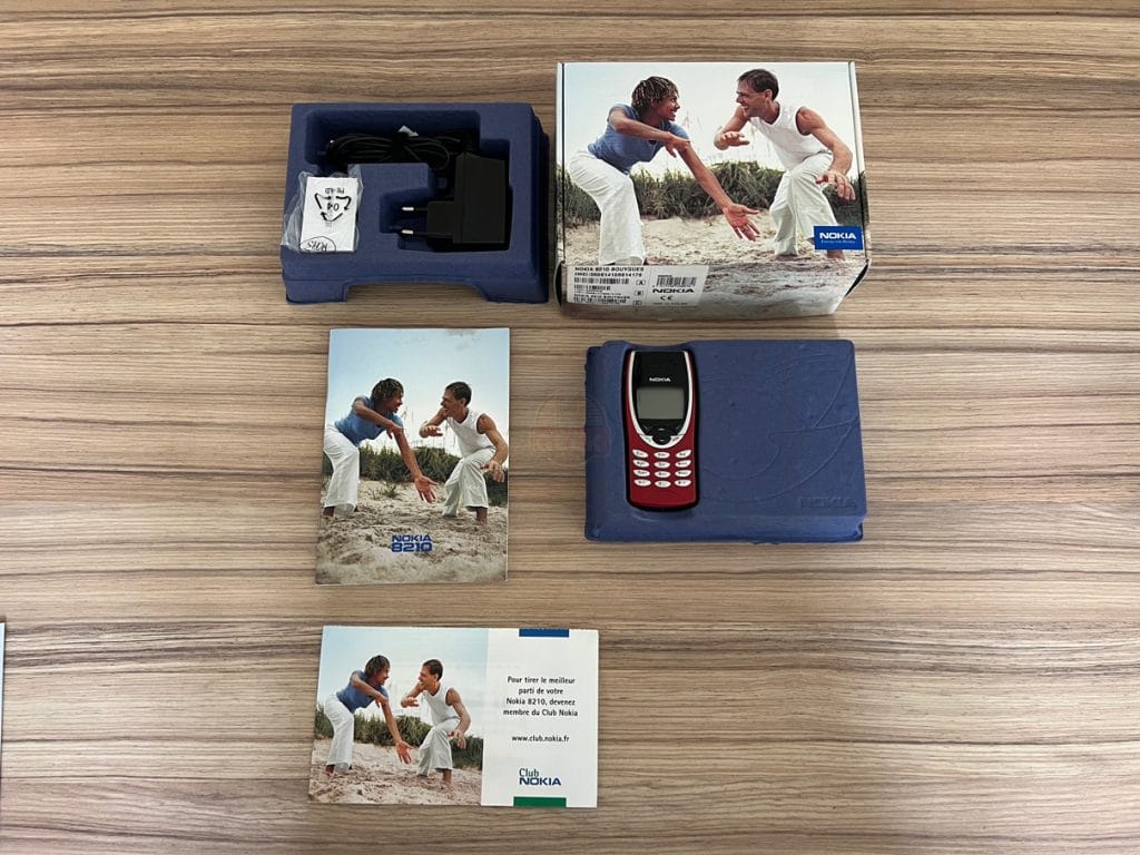 Vue d'ensemble avec sa boîte et ses accessoires.