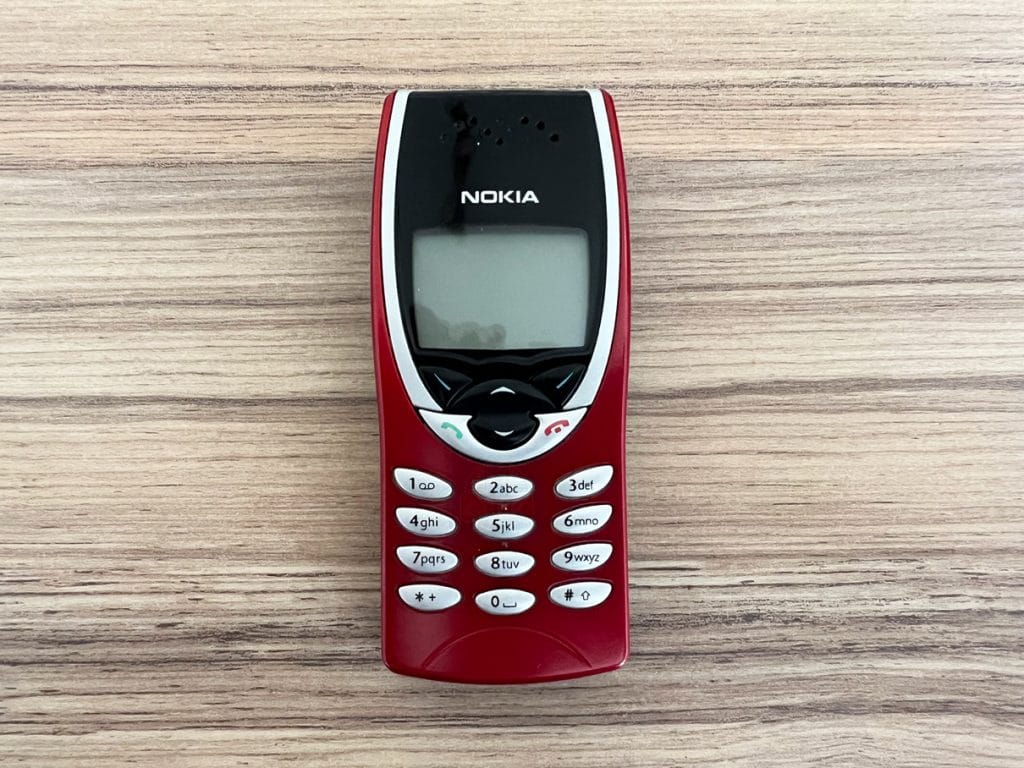 Le Nokia 8210, magnifique avec sa coque rouge rubis.