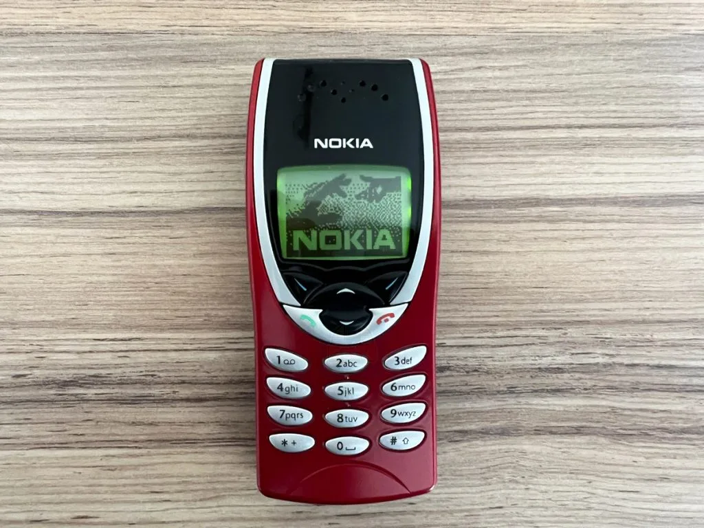 Le fameux écran d'accueil du Nokia 8210.