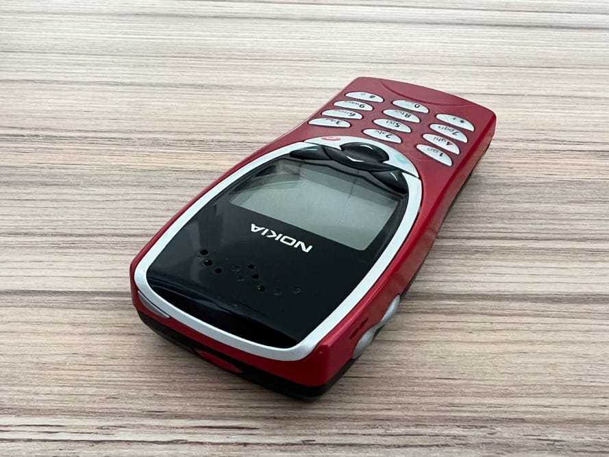 Vue 3/4 avant gauche du Nokia 8210
