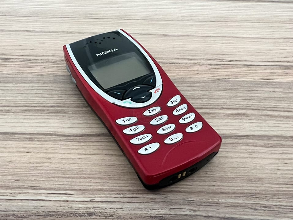 Vue de trois quart bas du Nokia 8210 original