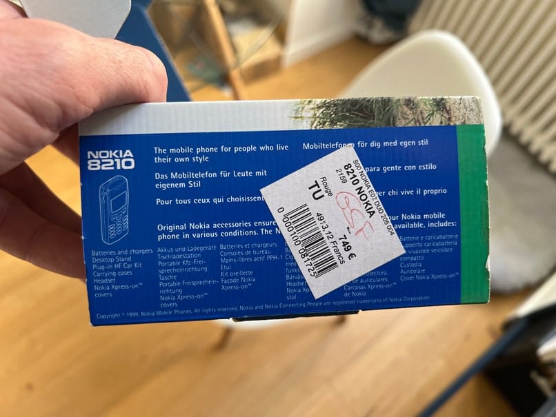 L'étiquette de prix du Nokia 8210 neuf, 749 euros de l'époque, tout de même !