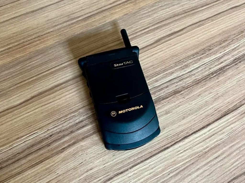 Motorola Startac plié avec son design compact et révolutionnaire des années 90