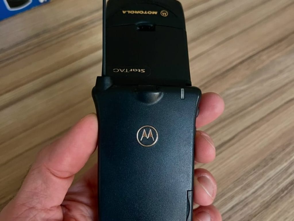 Le Motorola Startac tenu dans une main, illustrant sa légèreté et sa portabilité
