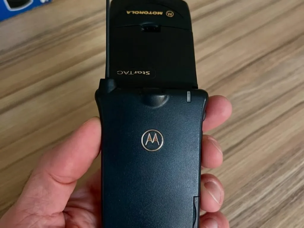 Le Motorola Startac tenu dans une main, illustrant sa légèreté et sa portabilité