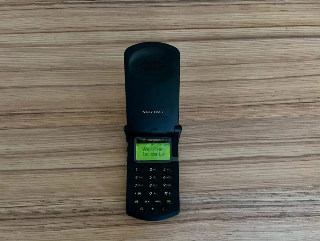 ue de face du Motorola Startac ouvert, montrant son clavier et son écran monochrome