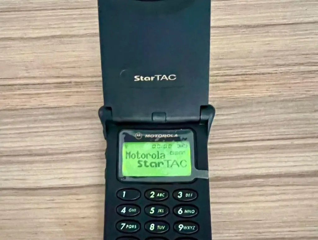 Zoom sur le clavier du Motorola Startac, design ergonomique des années 90