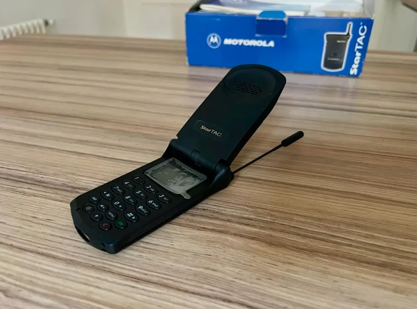 Motorola Startac, téléphone pliable emblématique, design révolutionnaire des années 90