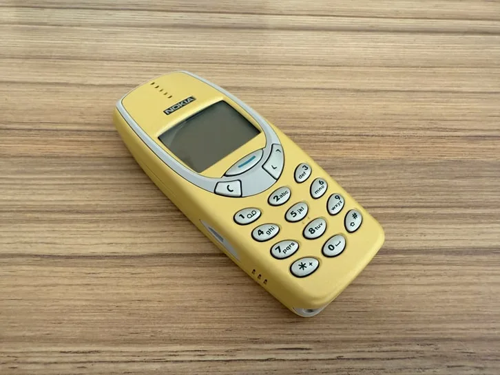 Le Nokia 3310 posé sur une table, symbole de durabilité et de simplicité