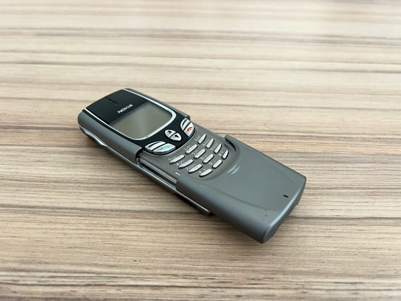 Nokia 8850 vintage argenté avec clavier coulissant et boîtier en alliage de magnésium.