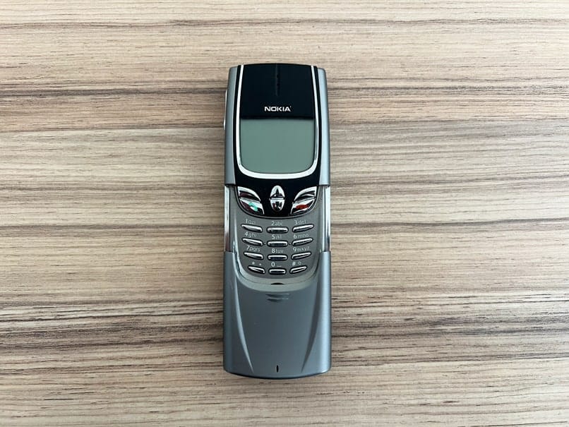 Vue de face du Nokia 8850