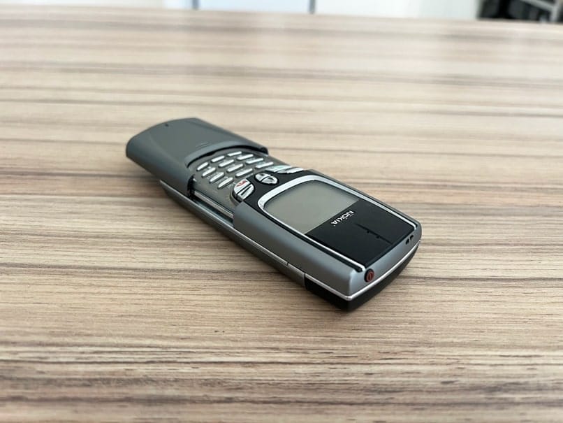 Gros plan sur le clavier coulissant du Nokia 8850, symbole de design élégant.