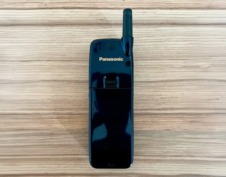 Vue arrière du Panasonic GD90, dans sa magnifique couleur bleu nuit.