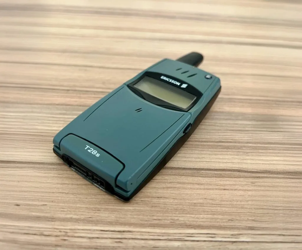 Ericsson T28s, téléphone mobile des années 90 avec clapet rabattable et design ultra-fin.