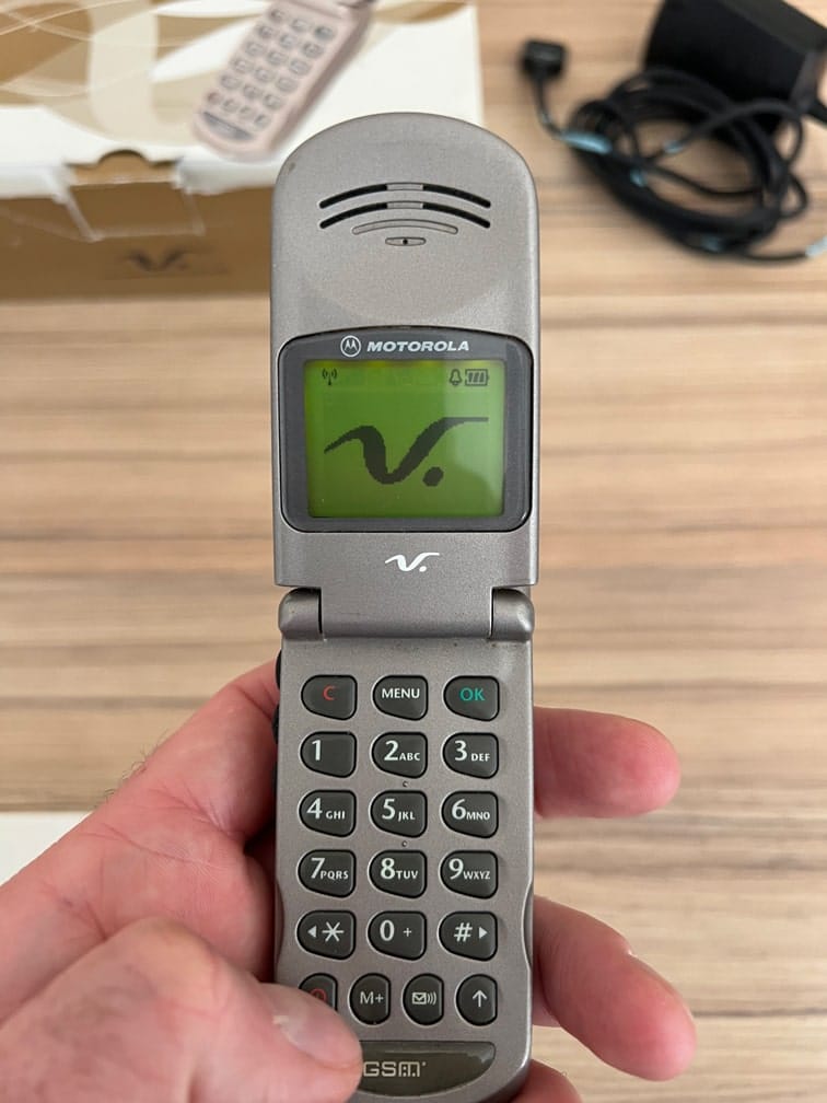Zoom sur l'écran du Motorola V3690.