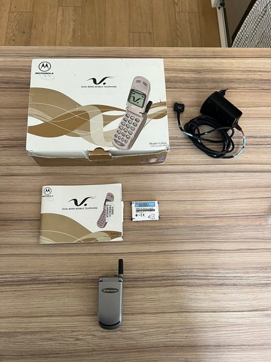 Motorola V3688 v3690 v50 complet, avec sa boîte d'origine ainsi que ses accessoires.