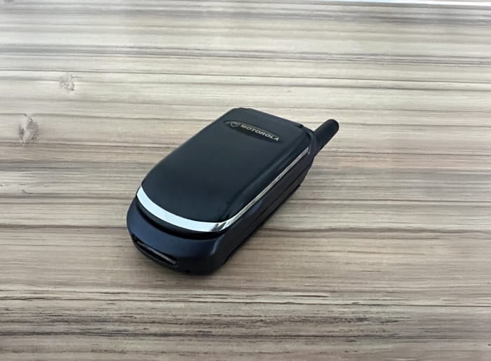 Le V3690 reprend les lignes du Motorola V3688, avec peu de différences visuelles.