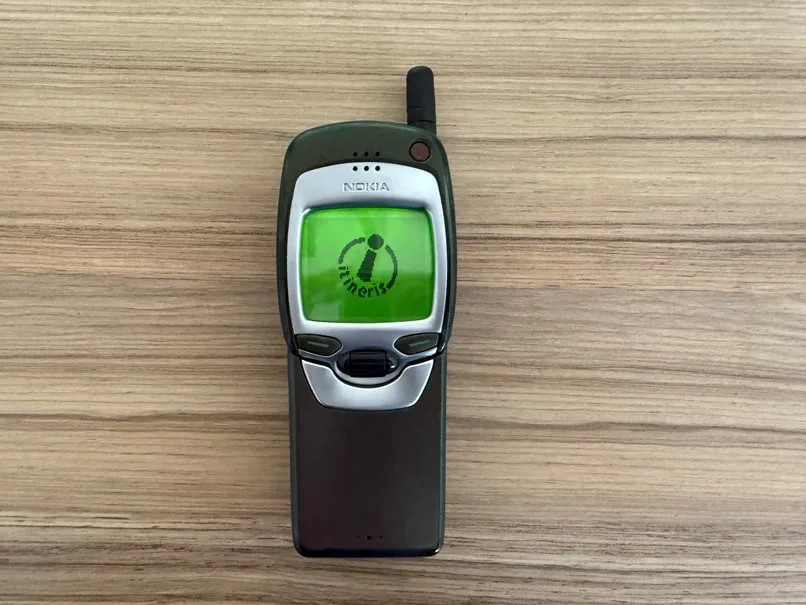 Téléphone portable vintage Nokia 7110 avec son clapet coulissant et écran rétroéclairé