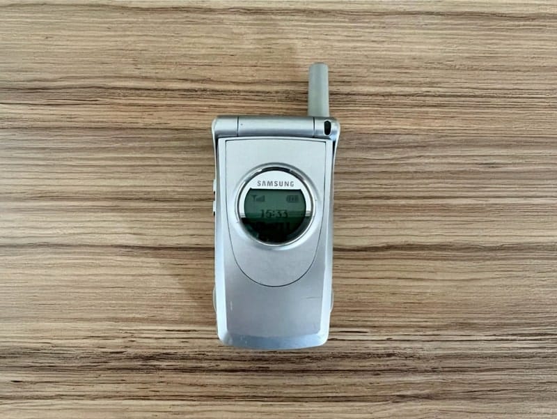 Gros plan sur le hublot circulaire externe du Samsung SGH-A300 avec affichage de l’heure