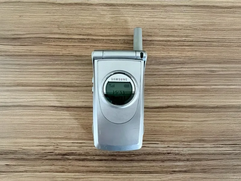 Gros plan sur le hublot circulaire externe du Samsung SGH-A300 avec affichage de l’heure