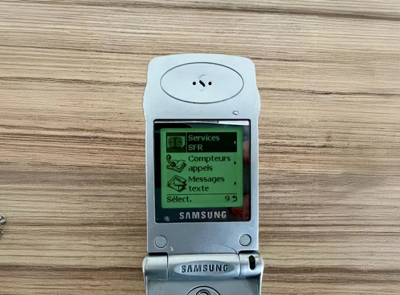 Samsung SGH-A300 en utilisation, présentation du clavier ergonomique