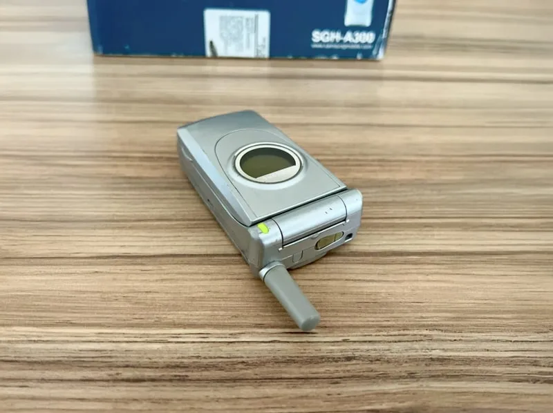 Profil latéral du téléphone portable Samsung SGH-A300 montrant sa finesse