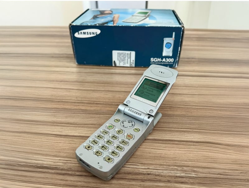 Samsung SGH-A300 à clapet ouvert, affichant l’écran principal et le clavier