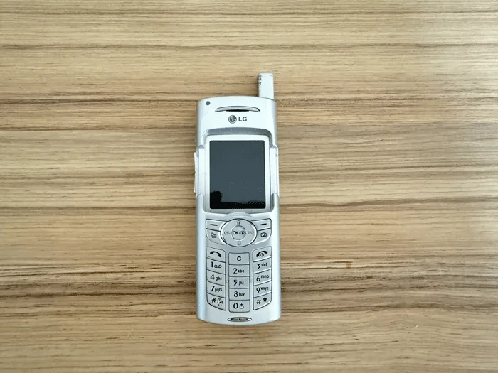 Téléphone portable à clavier coulissant LG G7050