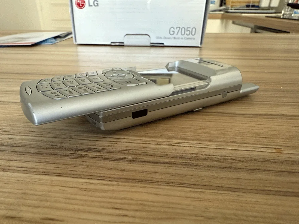 Clavier coulissant du téléphone portable vintage LG G7050