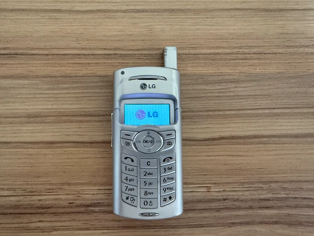 L'écran allumé, en position clavier fermé, du LG G7050