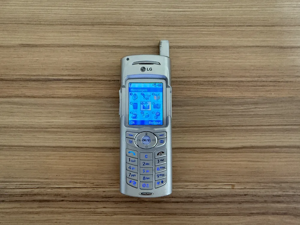 Le grand écran couleur du téléphone LG G7050