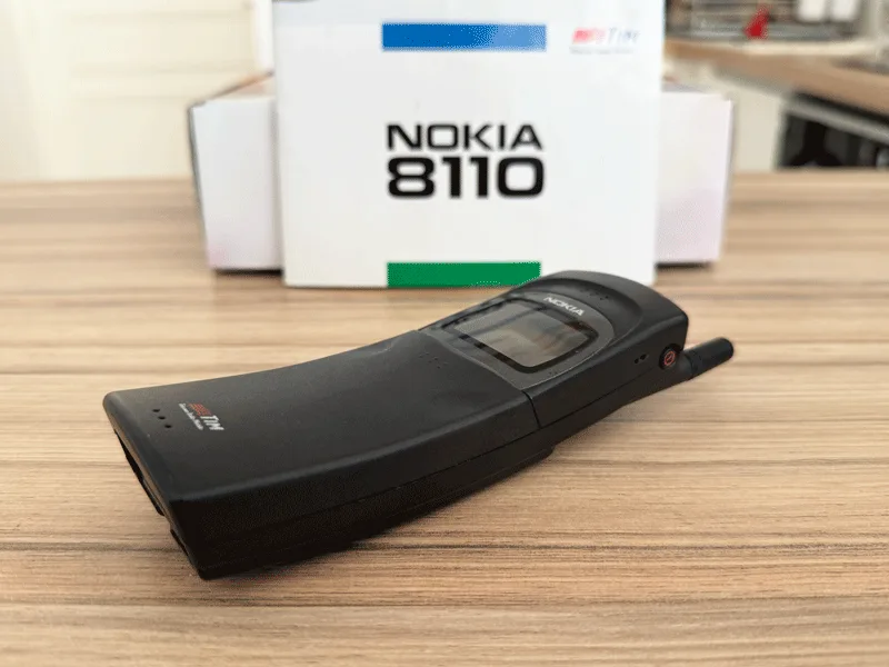 La forme incurvée du Nokia 8110, en forme de banane, qui lui vaudra son surnom de "banana phone".